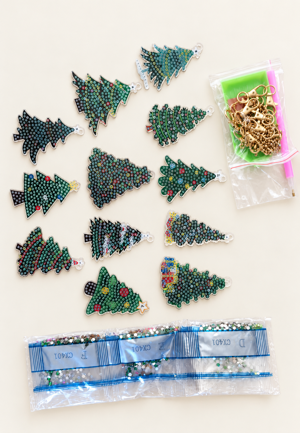Set van 12 dubbelzijdig te beplakken diamond painting mini-kerstboomhangers met steentjes, kettinkjes, pen en schudbakje