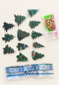 Thumbnail for Set van 12 dubbelzijdig te beplakken diamond painting mini-kerstboomhangers met steentjes, kettinkjes, pen en schudbakje
