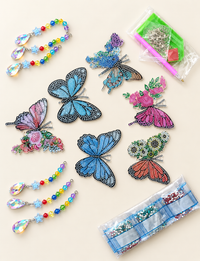 Thumbnail for Zes enkelzijdig te beplakken vlinderhangers met gekleurde kraalkettinkjes, druppelvormige hangertjes en diamond painting benodigdheden